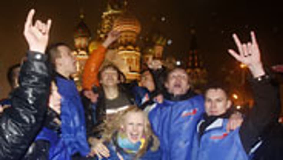 Anhänger von Dmitri Medwedew freuen sich über den Wahlsieg.