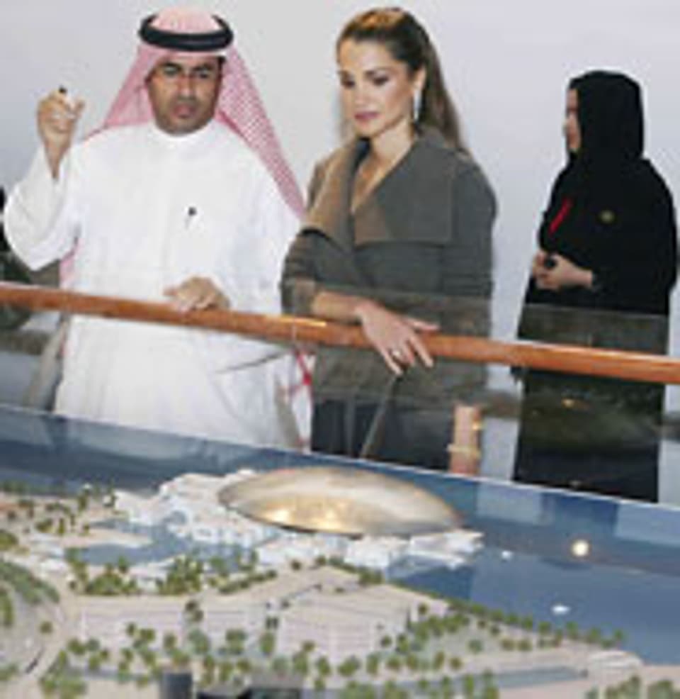 Königin Rania von Jordanien informiert sich über die geplante Museumsinsel in Dubai.