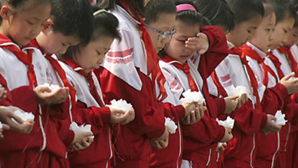 Schülerinnen in der ostchinesischen Stadt Tianjin trauern um Erdbebenopfer.