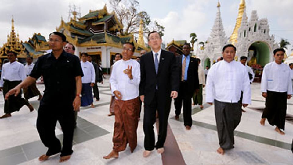 Uno-Chef Ban Ki Moon besucht Shwedagon Pagode in Rangun.
