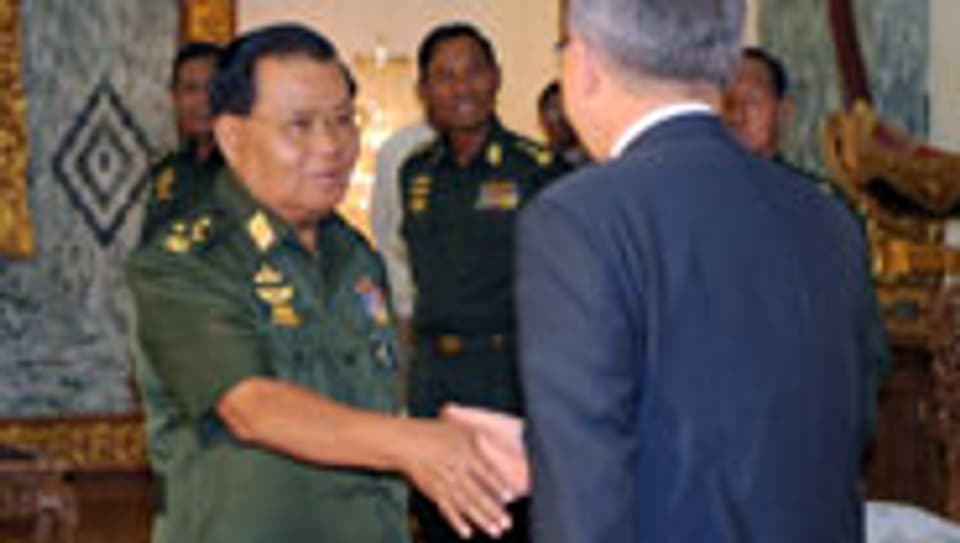 Die Generäle Burmas empfangen Ban Ki Moon.