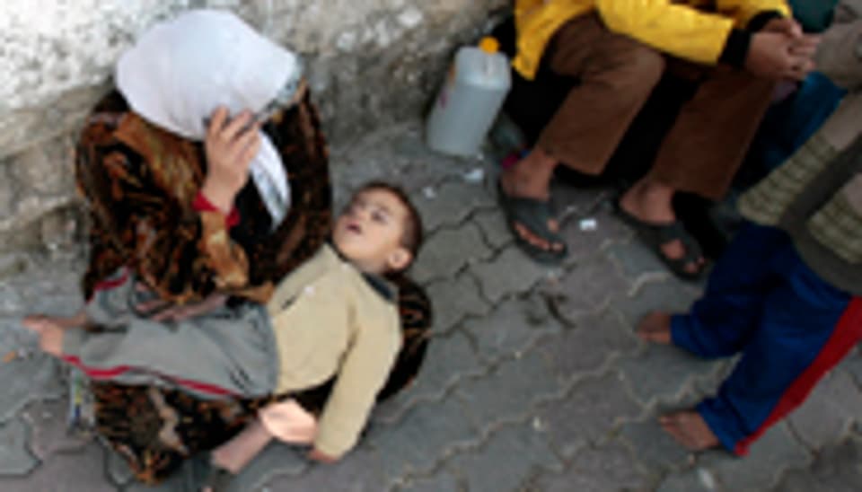 Eine palästinensische Familie sucht Zuflucht vor dem Gebäude des IKRK im Gazastreifen.
