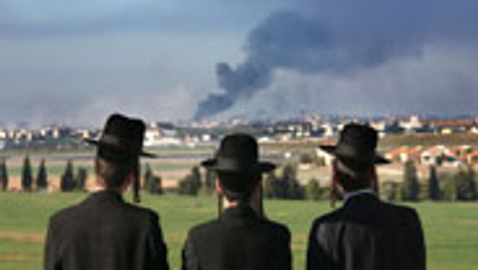 Orthodoxe Juden beobachten den Rauch über Gaza.