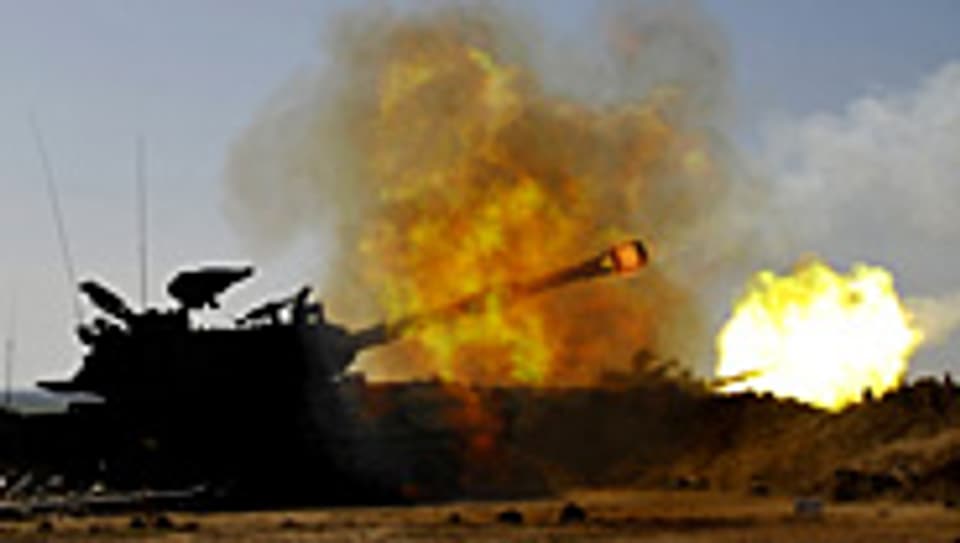 Die israelische Artillerie beschiesst den Gazastreifen.