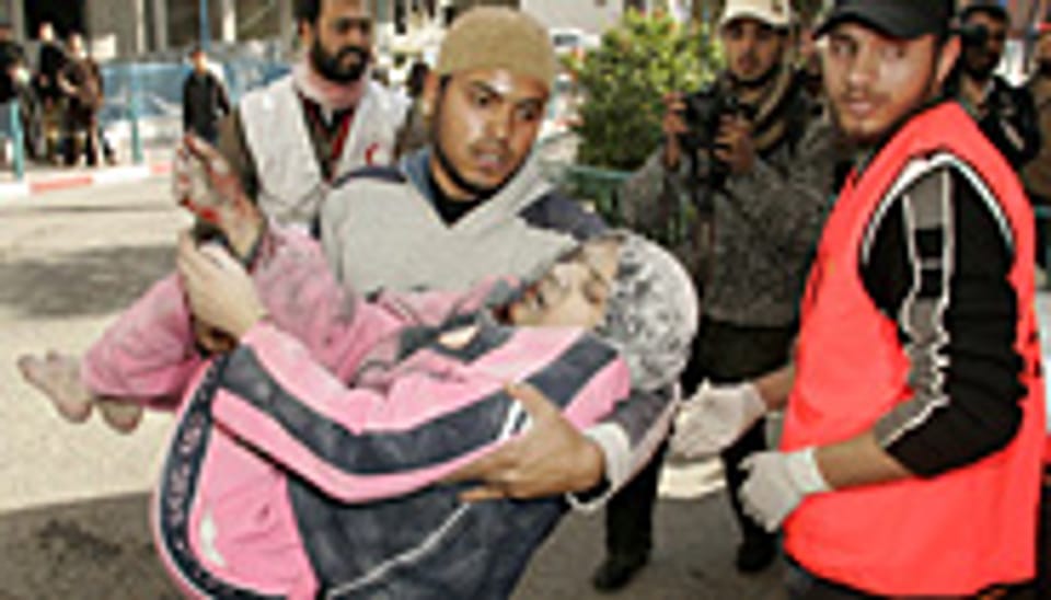 Eine verletzte Frau wird in ein Spital in Gaza getragen.