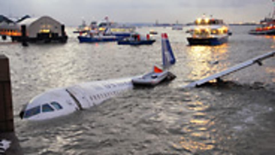 Spektakulären Notlandung einer Airbus-Maschine auf dem Hudson-Fluss in New York.