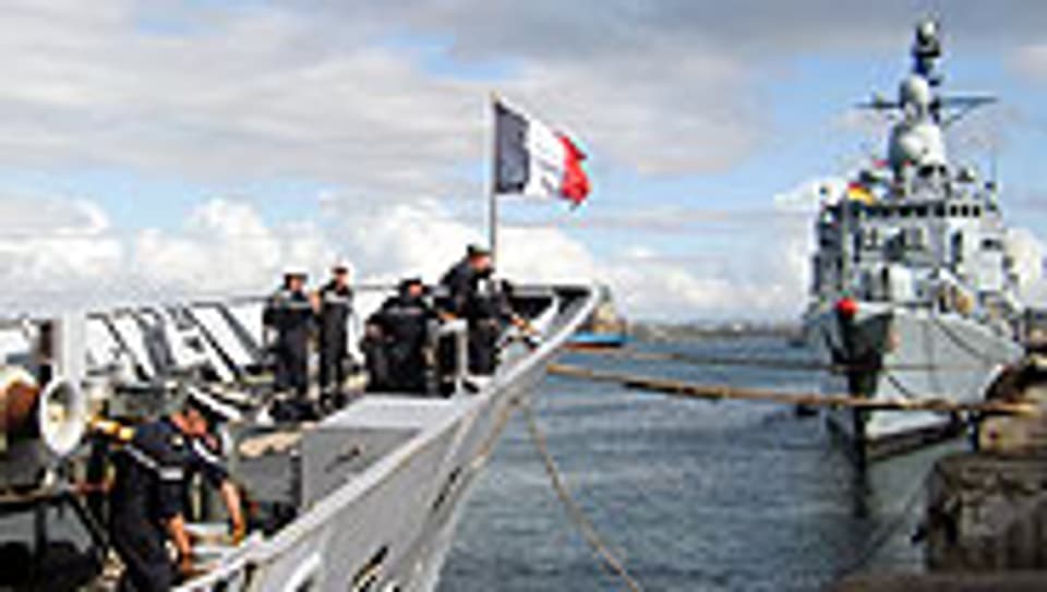 Im Einsatz gegen die Piraten: eine französische und eine deutsche Fregatte im Hafen von Mombasa.