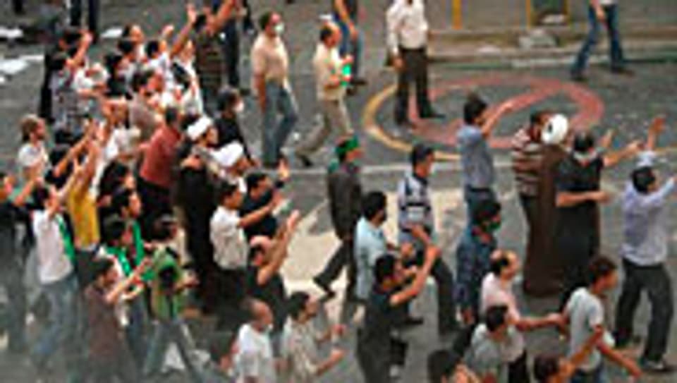 In Teheran gehen die Proteste gegen den Ausgang der Präsidentenwahl weiter.