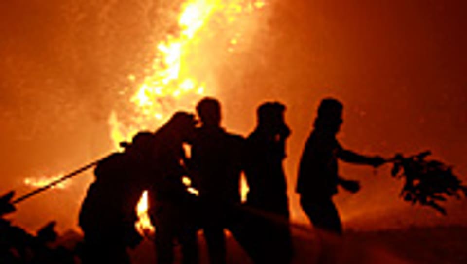 Freiwillige versuchen Feuer im Nordwesten Athens zu löschen.