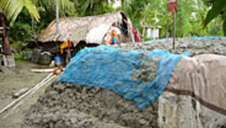 Auf den Lehmhügel rechts wird Fischer Shishombur Mahji bald seine Hütte versetzen, um sie vor Überschwemmungen zu schützen.