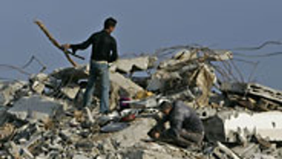Palästinenser suchen in den Trümmern nach Vermissten, Esswaren oder Kleidern.