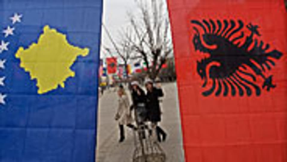 Kosovo feiert den ersten Jahrestag der Unabhängigkeit.