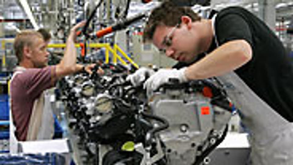 Arbeiter im Motorenwerk der Volkswagen Sachsen GmbH in Chemnitz.