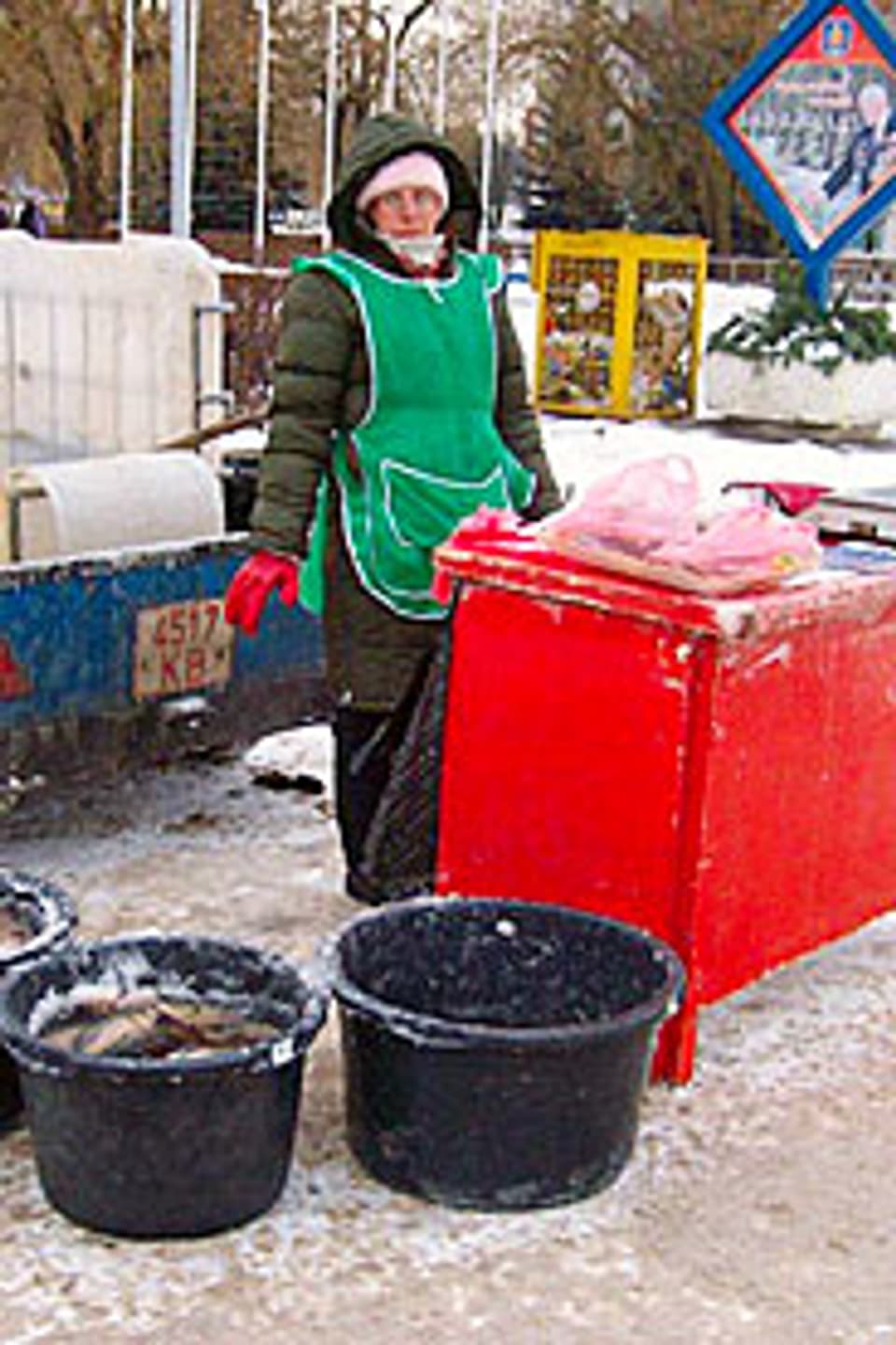 Eine Fischverkäuferin auf der Hauptplatz der weissrussischen Kreisstadt Maladetschna.