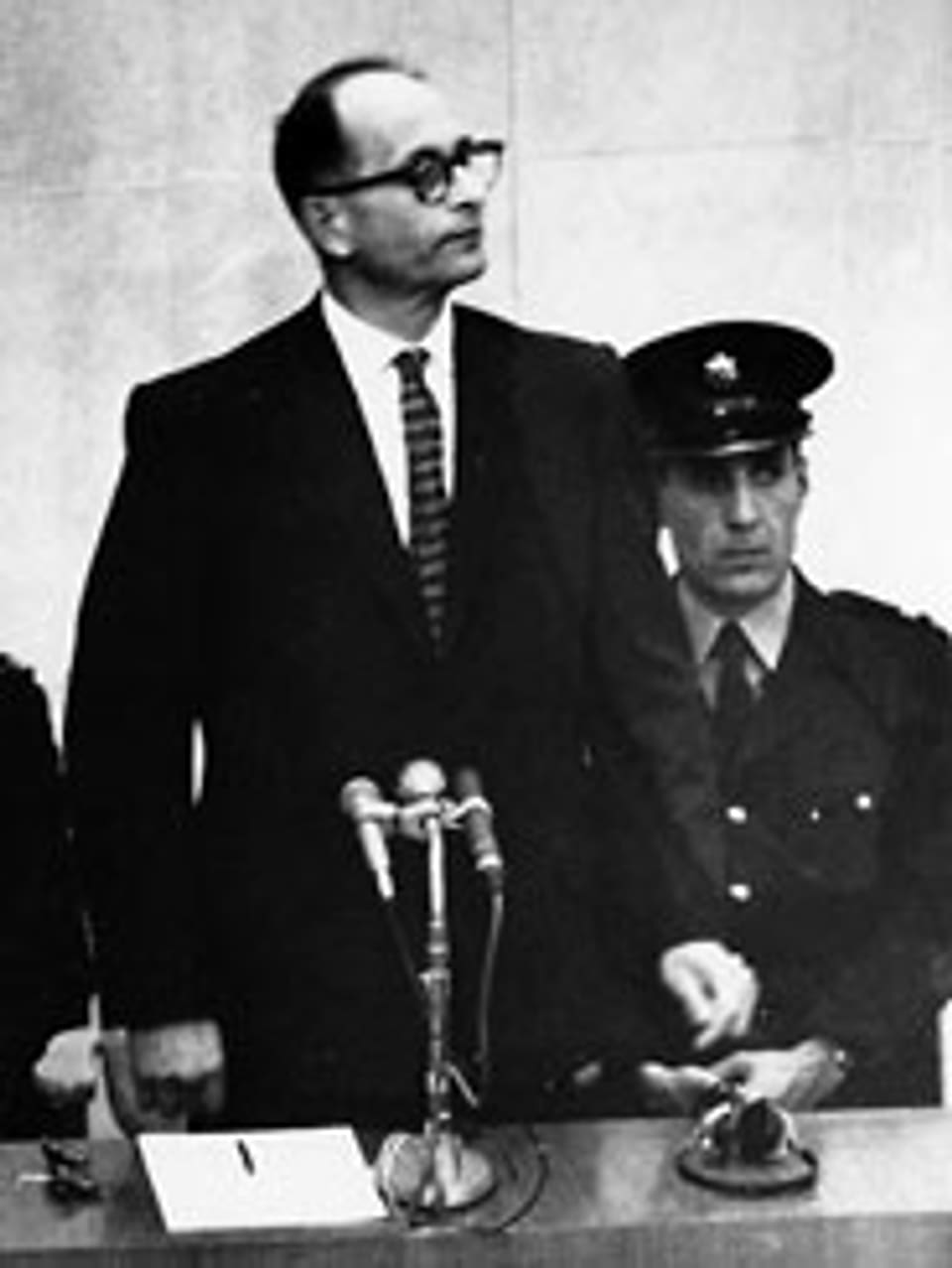 Adolf Eichmann steht in Jerusalem vor Gericht.