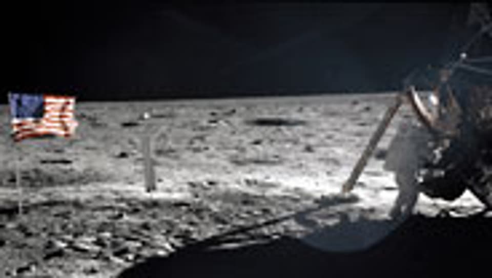Neil Armstrong (r.) beim Betreten des Mondes.