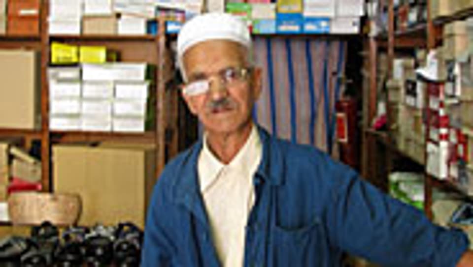 Schuhhändler Ali führt seit 46 Jahren seinen eigenen Laden und ärgert sich über illegale Billigkonkurrenz
