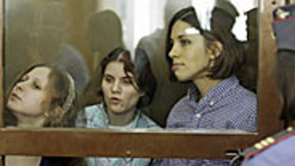 Die drei jungen Frauen von «Pussy Riot» vor einem Moskauer Gericht
