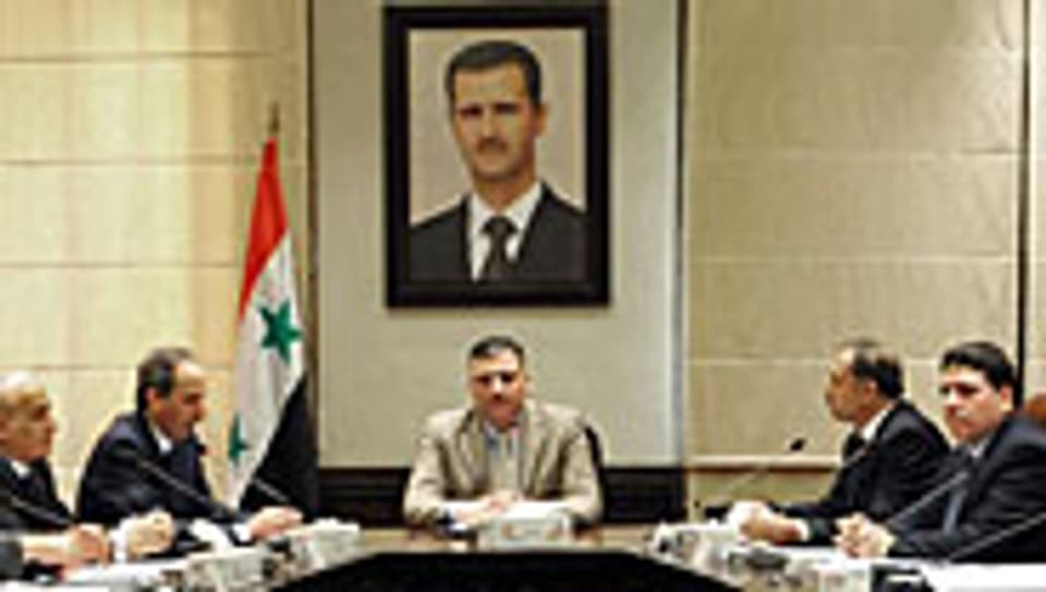 Premier Riad Hijab, in der Mitte unter Assads Portrait, hat sich abgesetzt
