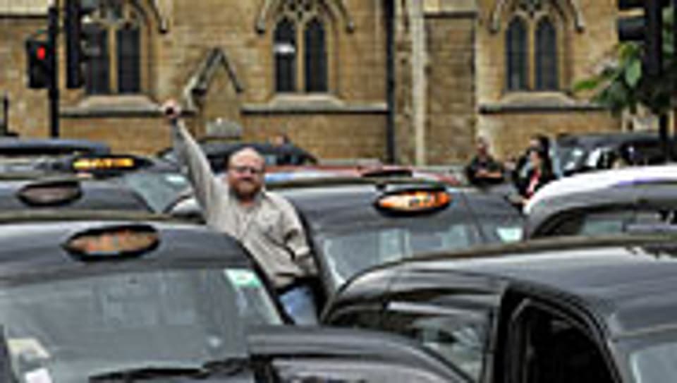 Protest der Londoner Taxifahrer - wegen Texi-Fahrverbot auf «Olympia-Fahrspuren»