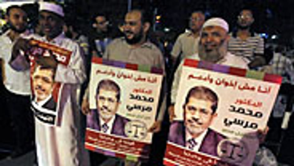 Unterstützung für Präsident Mursi vor dem Präsidentenpalast in Kairo
