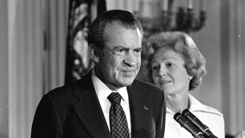 US-Präsident Richard M. Nixon mit  Ehefrau Pat am 9. August 1974 im Ostsaal des Weissen Hauses. Es ist der Tag seines Rücktritts infolge des Watergate-Skandals.