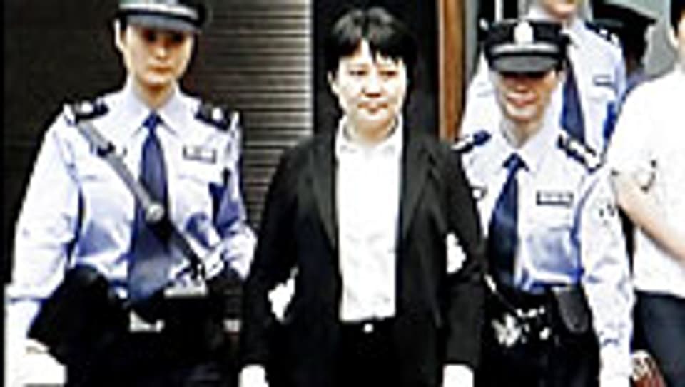 Gu Kailai (Mitte) wurde zu bedingter Todesstrafe verurteilt
