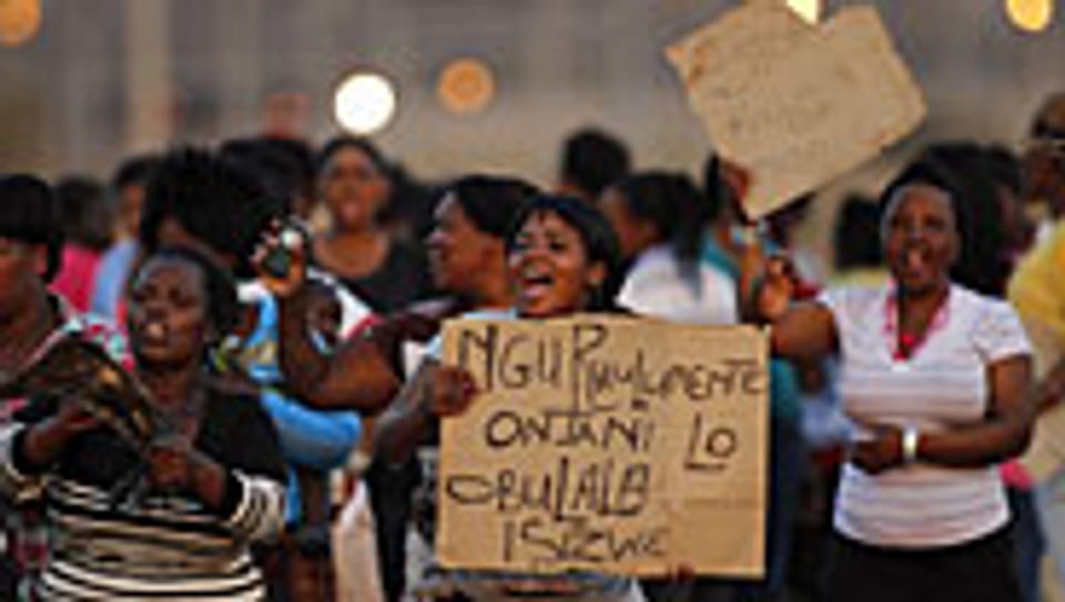 Frauen der streikenden Minenarbeiter protestieren gegen den brutalen Polizeieinsatz.