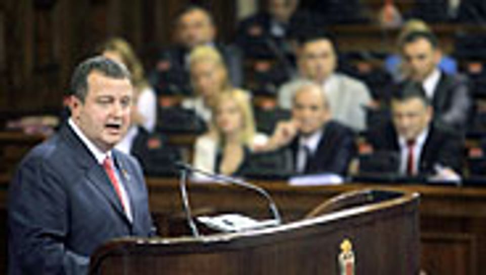 Vor leeren Kassen steht Premier Ivica Dacic, leere Taschen haben die SerbInnen.