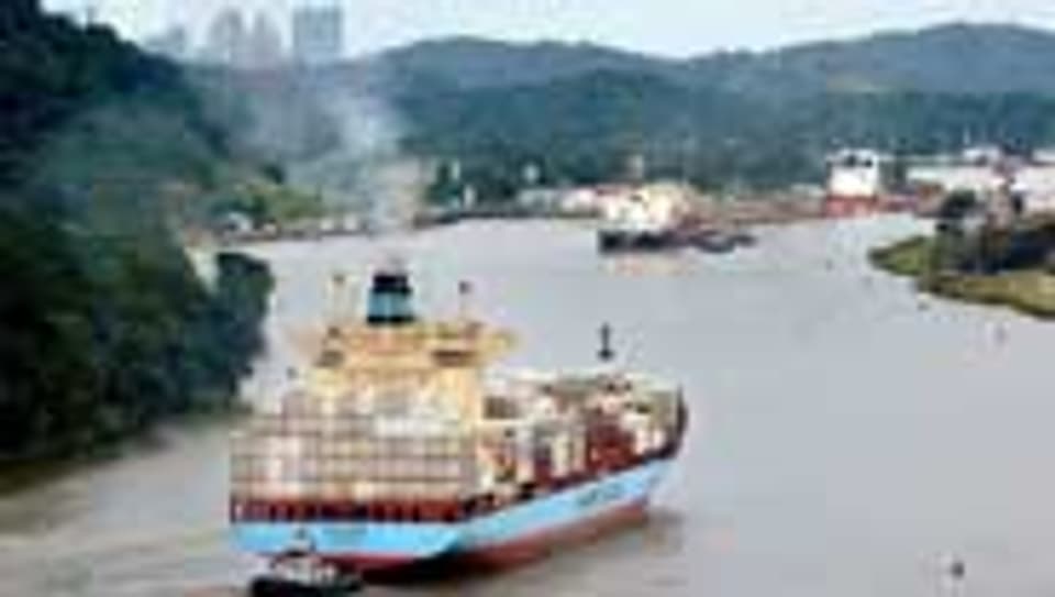 Ein Container-Frachter passiert den Panamakanal
