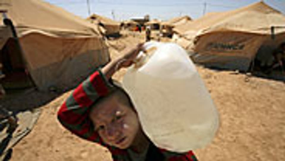 Ein Junge im Flüchtlingslager Zaatari bringt Wasser zum Zelt seiner Familie.