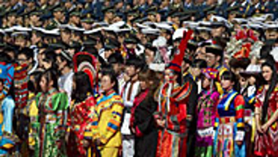 Trachten aus allen Regionen Chinas an den Feierlichkeiten zum Nationalfeiertag in Peking