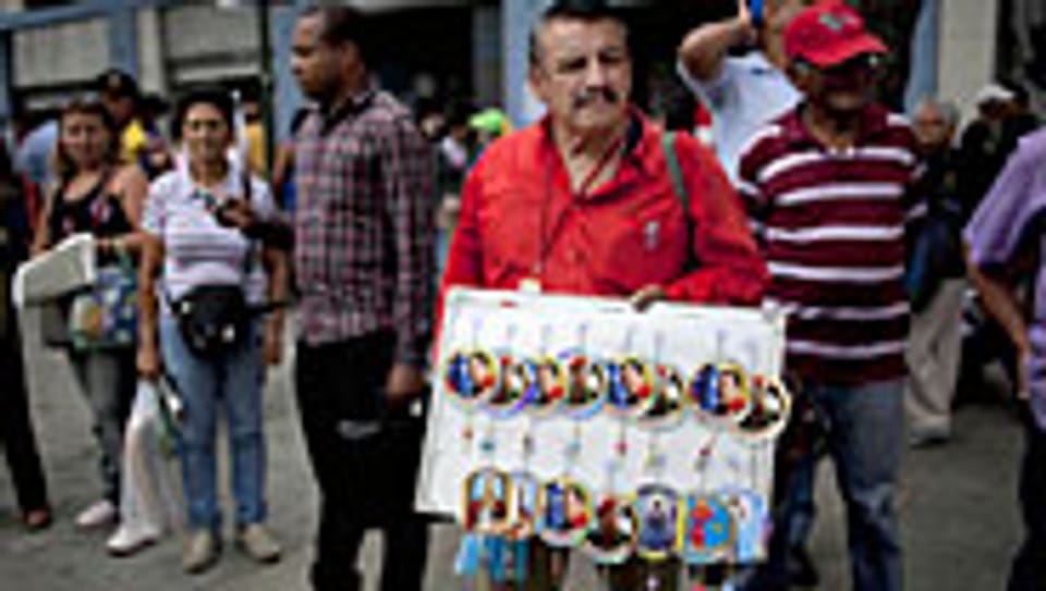 Ein Mann verkauft Bilder von Venezuelas Präsident Chavez