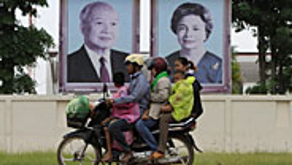 Bilder von Norodom Sihanouk und seiner Frau in einem Aussenquartier Phnom Pens, am 15. Oktober.