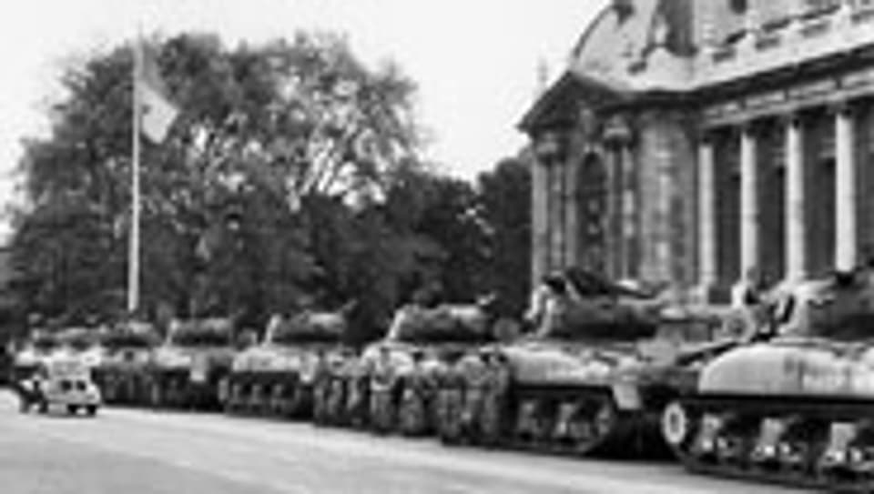 Vor dem Grand Palais in Paris, Frankreich, stehen während des algerischen Aufstandes Panzer als Schutzmassnahme gegen Attentate, aufgenommen am 24. April 1961.