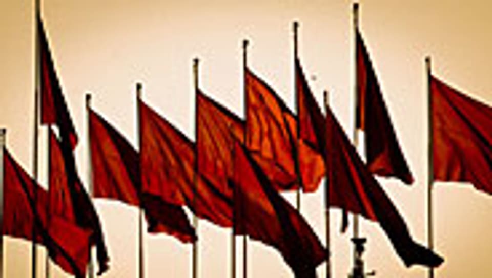 Rote Fahnen über dem Tienanmen-Platz in Peking.