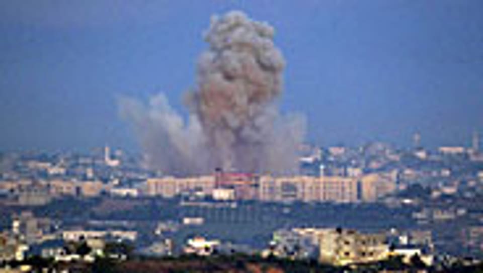 Rauch über Gaza Stadt - nach israelischen Raketenangriffen.