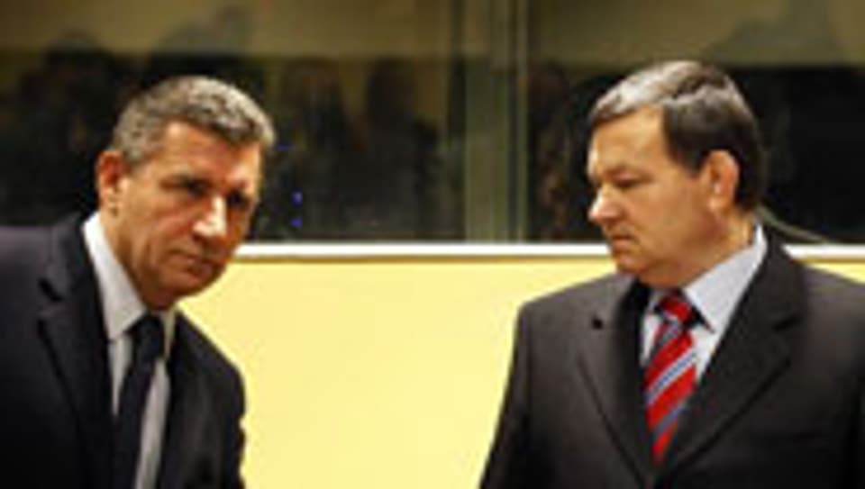 Ex-General Ante Gotovina (L) und Mladen Markac verlassen als freie Männer Den Haag.