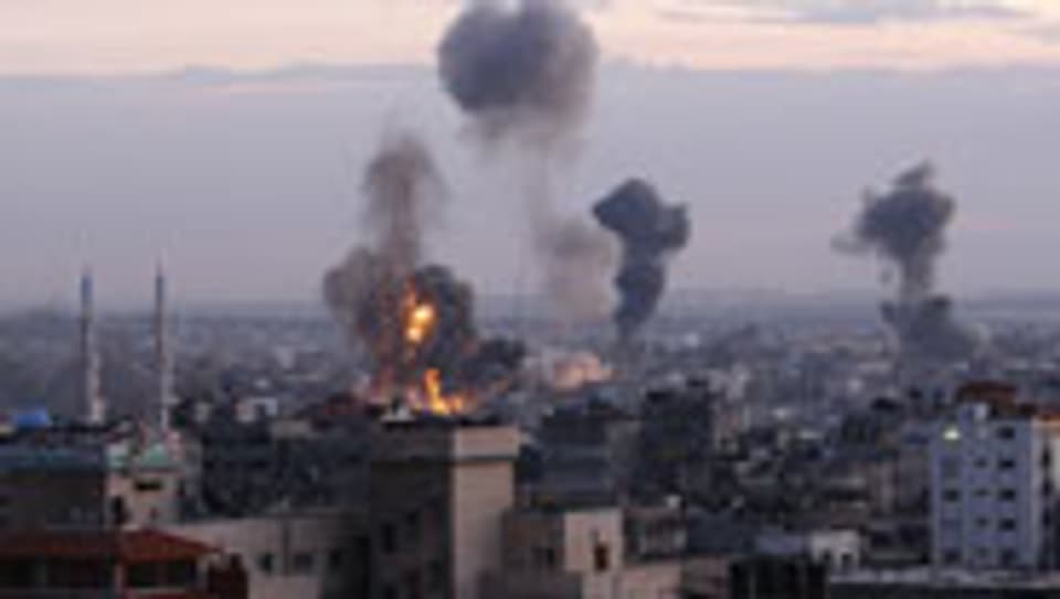 Aufsteigende Rauchsäulen über Gaza City nach einem Raketenangriff