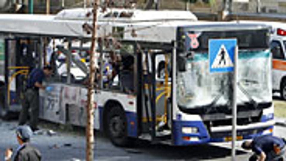 Mitten in Tel Aviv ist in einem Bus eine Bombe explodiert.