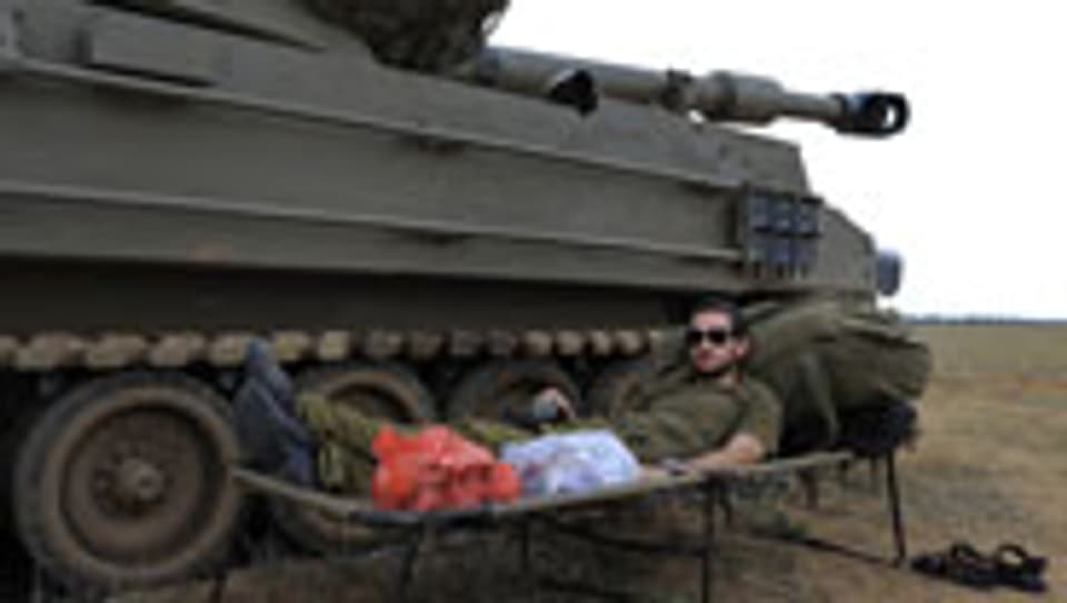Der israelische Soldat scheint erleichtert über den Waffenstillstand