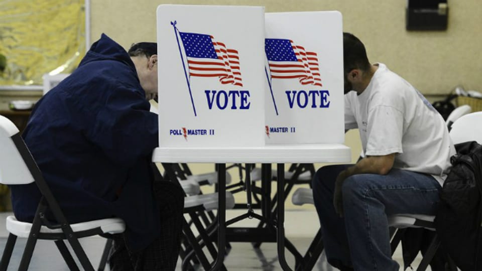 Zwei Männer füllen in Wichita im Bundesstaat Kansas ihren Wahlzettel aus