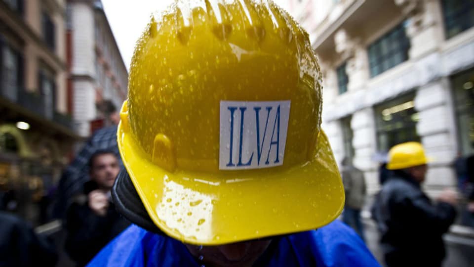 Arbeiter protestieren gegen Schliessung der Stahlfabrik Ilva in Italien.