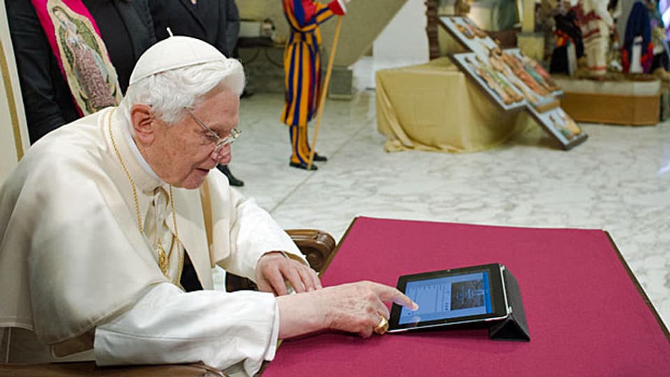Papst Benedikt XVI twittert im Vatikan
