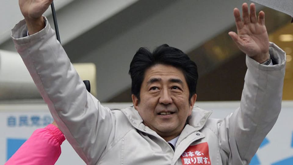 Die konservativen Liberaldemokraten von Shinzo Abe haben die Parlamentswahl in Japan deutlich gewonnen.