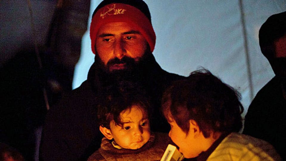 Ein syrischer Vater im Flüchtlingscamp Azaz in Syrien. Die Bevölkerung fürchtet, dass Assadin auch Chemiewaffen einsetzen könnte.