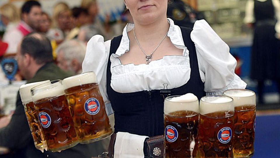Oktoberfest in Zürich; deutsches Bier wird in der Schweiz gern genossen.