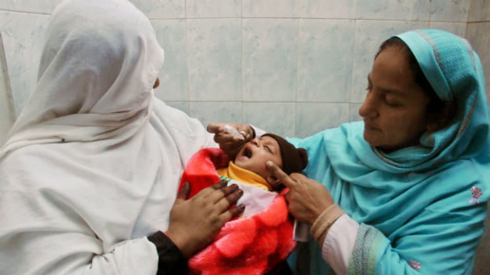 Ein Kind wird in Peshawar gegen Polio geimpft