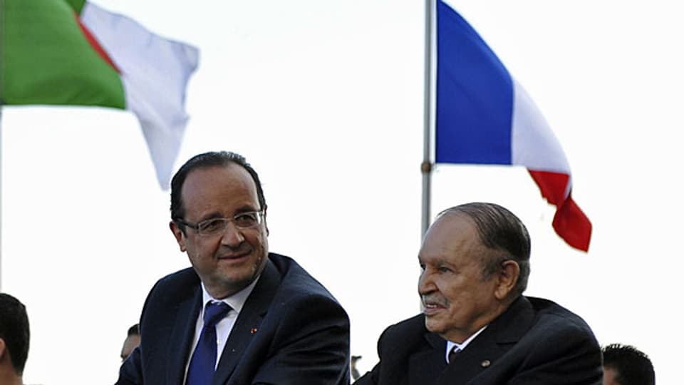Der französische Präsident Hollande und der algerische Präsident Bouteflika fahren zusammen durch Algier.