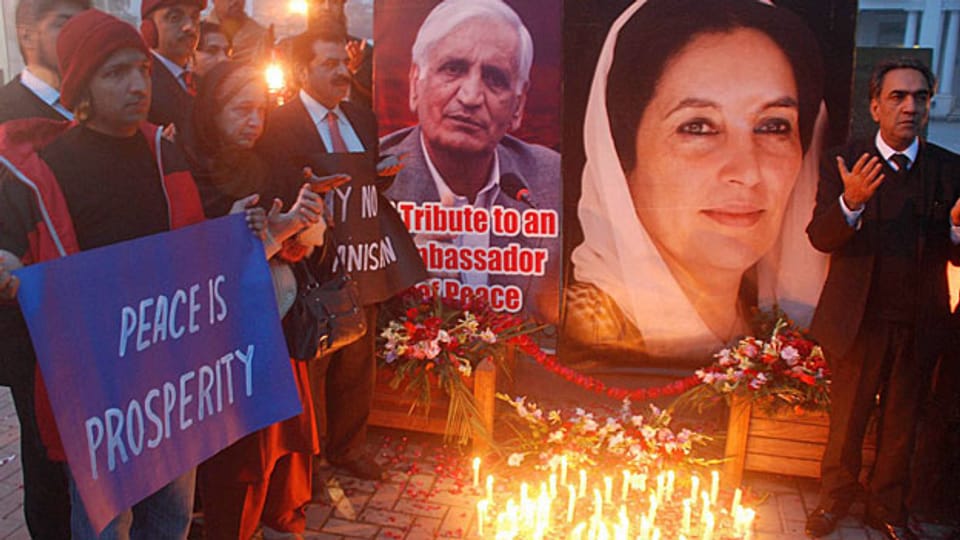Viele Menschen gedenken in Lahore Benazir Bhuttos, die 2007 ermordet wurde.